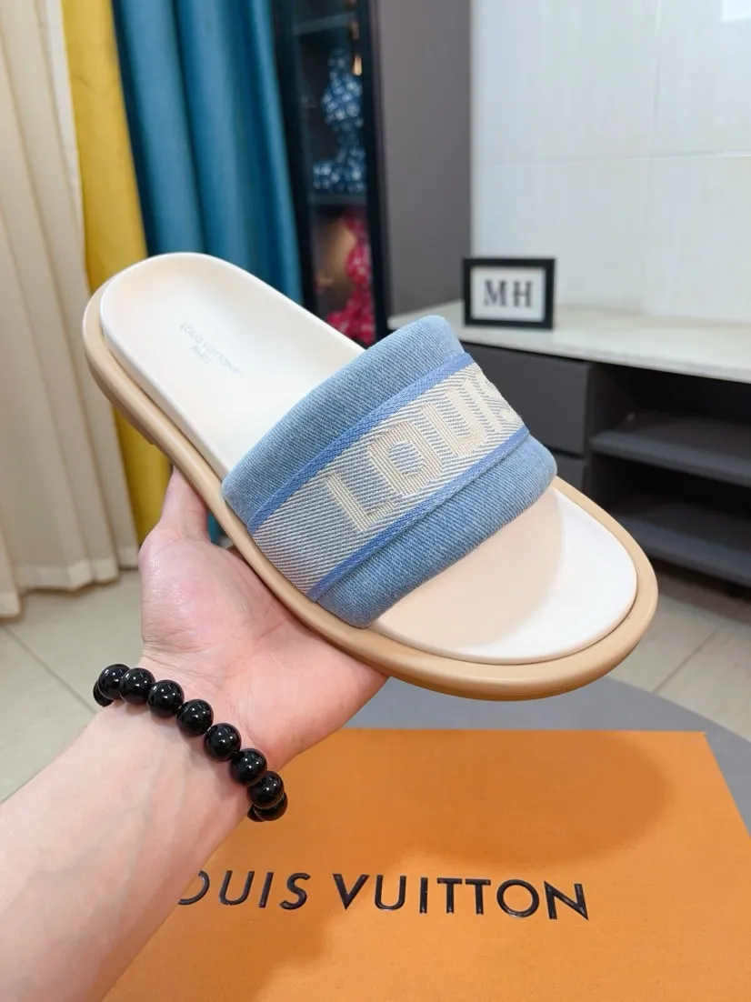 Ex-factory price 360🌹🌹 (lv-Louis Vuitton) New men's slippers, high-end boutique, exquisite embossed logo decoration on the upper, fine workmanship, super soft soles, casual, loose and comfortable, a must-have in summer! \nsize：38-44